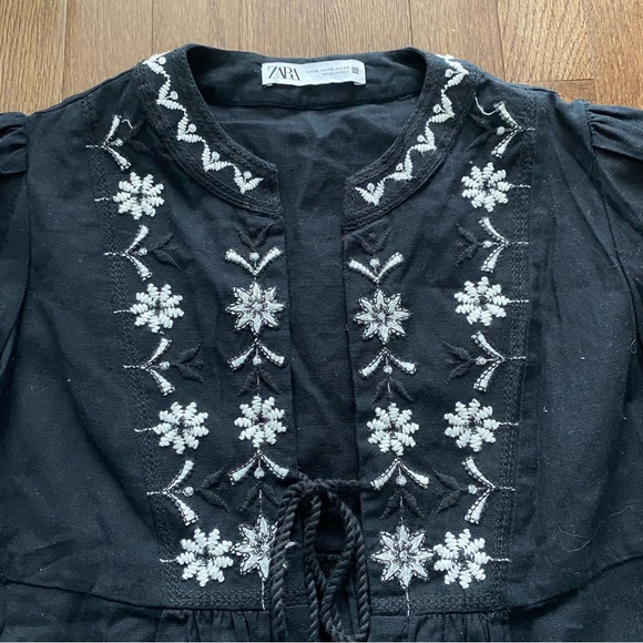 Zara black embroidered black top, white and blue embroidered floral pattern. XS - Picture 3 of 7